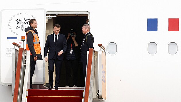 Emmanuel Macron piletl do Pekingu. (5. dubna 2023)