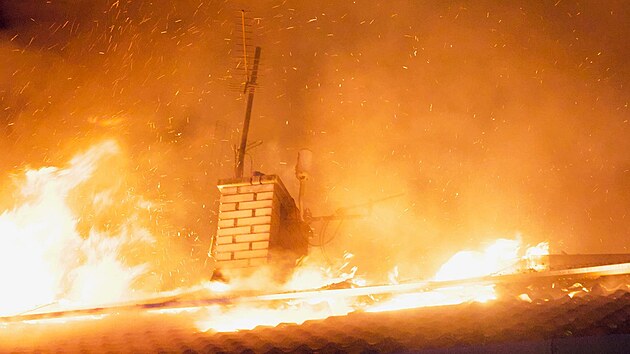 V noci na sobotu vyjížděli hasiči k požáru rodinného domu do Olomouce-Chválkovi. (1. dubna 2023)