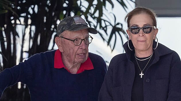 Rupert Murdoch a jeho snoubenka Ann Lesley Smithov v Los Angeles v beznu 2023