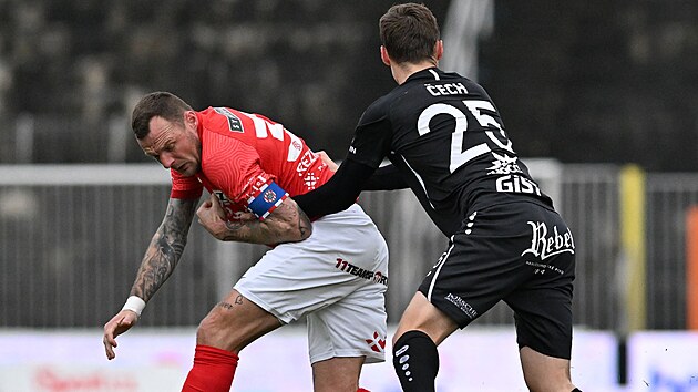 V z�pase mezi fotbalisty Zbrojovky Brno a Hradce Kr�lov� sv�d� souboj brn�nsk�...