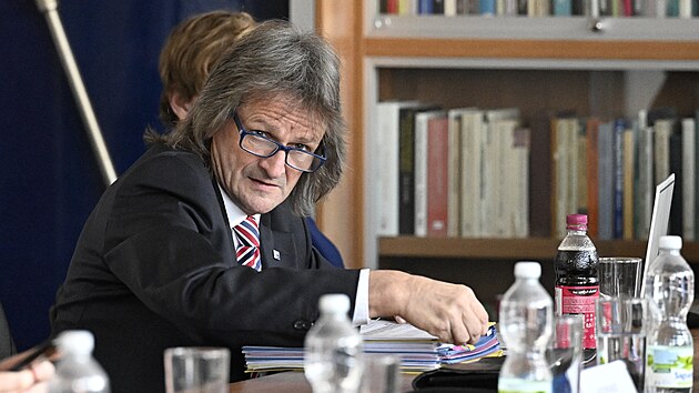 Miroslav �ev��k na jedn�n� akademick�ho sen�tu N�rodohospod��sk� fakulty Vysok� �koly ekonomick� v Praze. (5.dubna 2023)