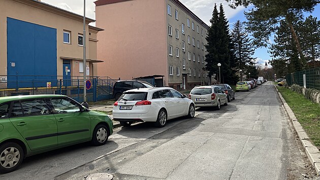 Podle p�erovsk�ch Pir�t� je parkov�n� ve m�st� velk� probl�m, proto�e chyb� dostatek m�st, tak �idi�i �asto parkuj� tam, kde nemaj�. Na placen�ch parkovi�t�ch zase nikdo nekontroluje to, zda �idi�i za parkov�n� zaplatili.