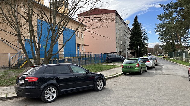 Podle p�erovsk�ch Pir�t� je parkov�n� ve m�st� velk� probl�m, proto�e chyb� dostatek m�st, tak �idi�i �asto parkuj� tam, kde nemaj�. Na placen�ch parkovi�t�ch zase nikdo nekontroluje to, zda �idi�i za parkov�n� zaplatili.