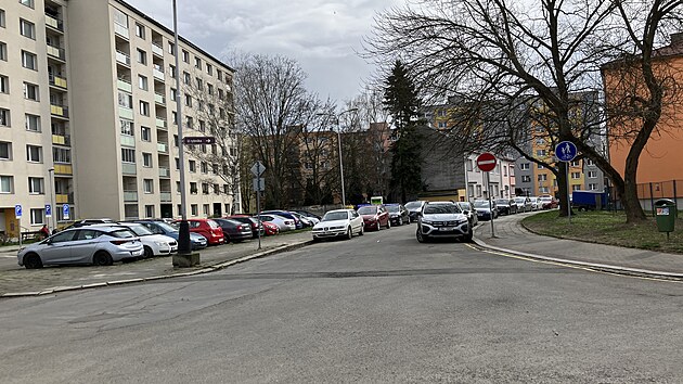 Podle p�erovsk�ch Pir�t� je parkov�n� ve m�st� velk� probl�m, proto�e chyb� dostatek m�st, tak �idi�i �asto parkuj� tam, kde nemaj�. Na placen�ch parkovi�t�ch zase nikdo nekontroluje to, zda �idi�i za parkov�n� zaplatili.