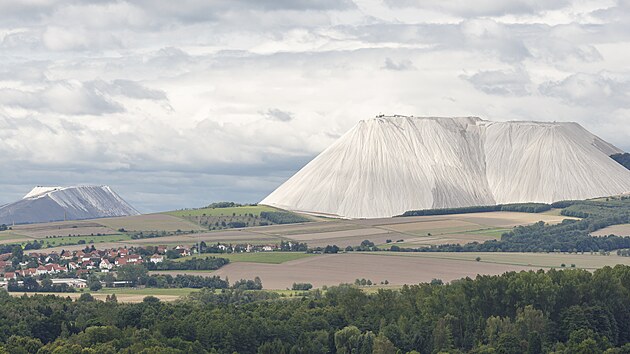 Monte Kali je sice nejvt, ale ne jedinou slanou horou v regionu. Nalevo vidme slanou vsypku Hattingen u Philippsthalu.