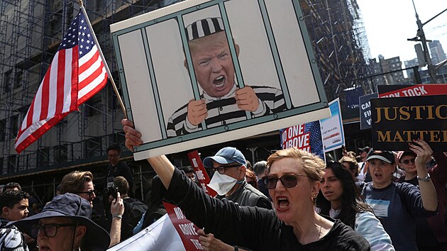 Lid demonstruj ped budovou soudu v New Yorku. (4. dubna 2023)
