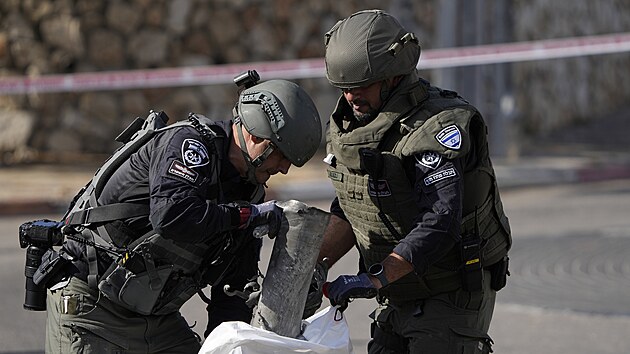Izraelt policist odklz zbytky rakety vyplen z Libanonu. (6. dubna 2023)