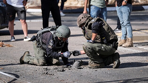 Izraelt policist odklz zbytky rakety vyplen z Libanonu. (6. dubna 2023)