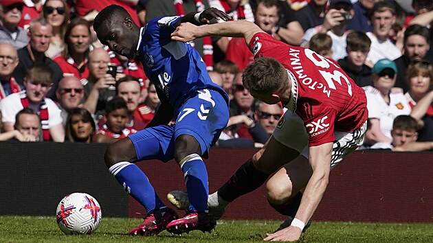 Zlonk Idrissa Gueye z Evertoniu (vlevo) si kryje m ped Scottem McTominayem z Manchesteru United.