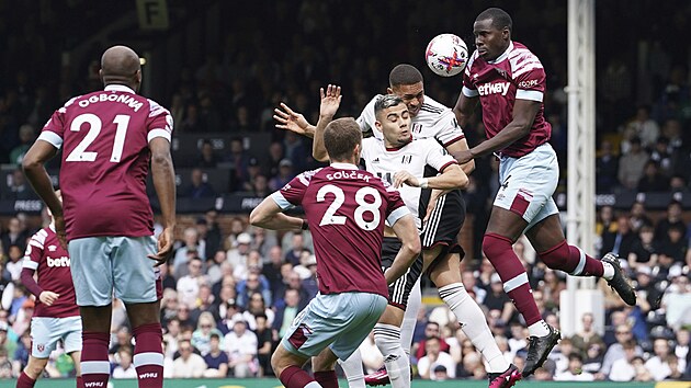 Zlonk Tom Souek z West Hamu pihl souboji v utkn proti Fulhamu.