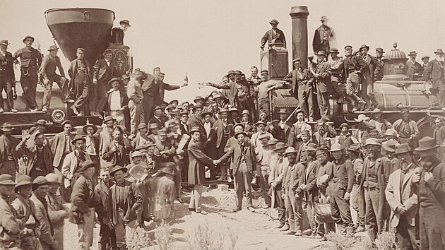 Americk fotograf Andrew J. Russell zachytil moment, kdy se ve stt Utah setkaly vchodn a zpadn st transkontinentln eleznice. (10. kvtna 1869)