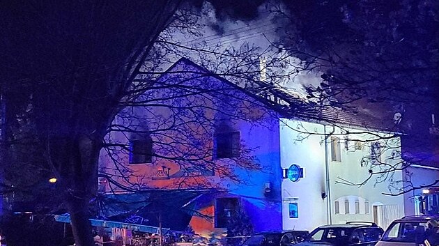 U požáru rodinného domu v Olomouci-Chválkovicích zasahovalo asi padesát hasičů z šesti jednotek dobrovolných i profesionálních sborů. Tři lidé jsou zranění. (1. dubna 2023)