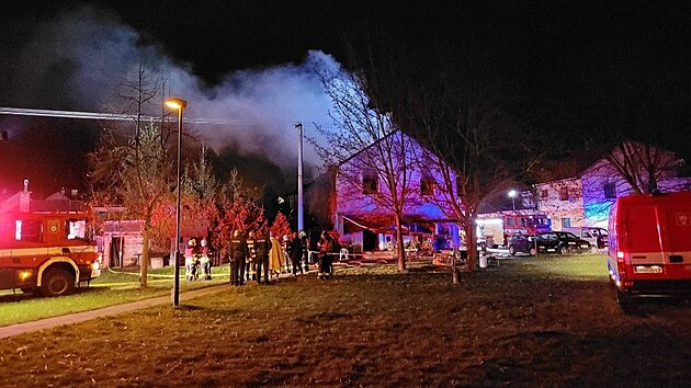 U požáru rodinného domu v Olomouci-Chválkovicích zasahovalo asi padesát hasičů z šesti jednotek dobrovolných i profesionálních sborů. Tři lidé jsou zranění. (1. dubna 2023)