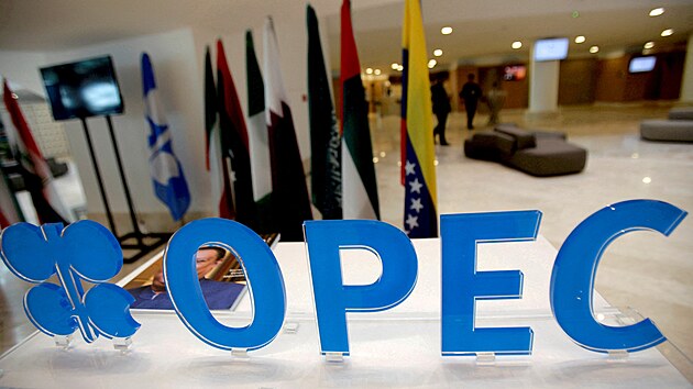 Logo organizace OPEC bhem setkání jejích len v Alírsku (28. záí 2016)