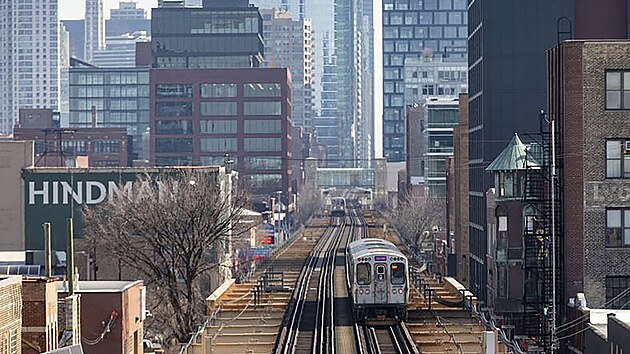 Vlaky chicagsk rov linky CTA projdj pes West Loop. (8. bezna 2021)