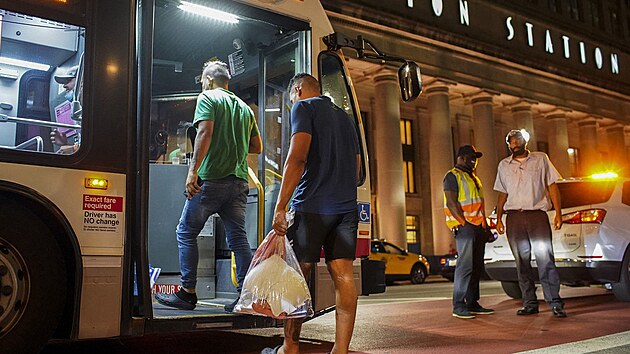 Skupina migrant nastupuje do autobusu CTA na ndra Union Station v Chicagu, aby se po pjezdu z Texasu odebrali do tulku Armdy spsy. (31. srpna 2022)