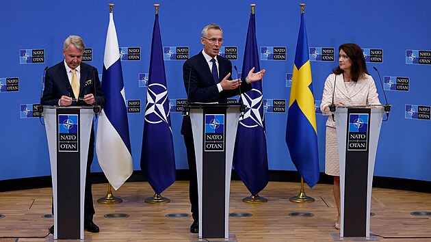 Finsko a vdsko se piblily vstupu do NATO. Na snmku z centrly aliance jej generln tajemnk Jens Stoltenberg (uprosted), po jeho boku vdsk ministryn zahrani Ann Lindeov a jej finsk protjek Pekka Haavisto. (5. ervence 2022)