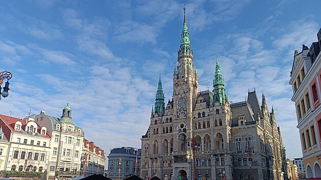 P�ed libereckou radnic� zrovna prob�haj� velikono�n� trhy.