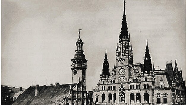 Archivn snmek z roku 1893, kdy vedle nynj budovy stla jet radnice star.