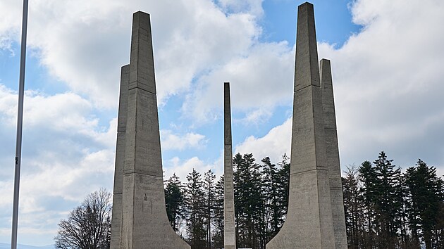 Monument z roku 1975 od architekta �ebesti�na Zeliny je po obnov� vy�i�t�n�. Nov� jsou i dla�dice se jm�ny m�st, kter� byla z�sadn� pro v�voj 2. sv�tov� v�lky. (duben 2023)