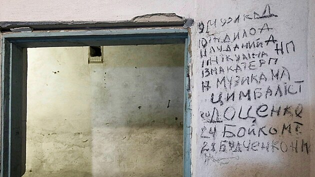 koln sklepen v ukrajinsk vesnici Jahidne, kde Rusov dreli nkolik stovek obyvatel. (3. dubna 2023)
