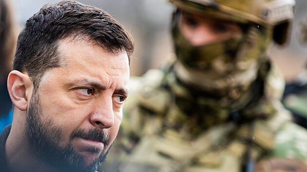 Ukrajinský prezident Volodymyr Zelenskyj na návštěvě ukrajinské vesnice Jahidne, kde Rusové ve školním sklepení drželi několik stovek obyvatel. (3. dubna 2023)