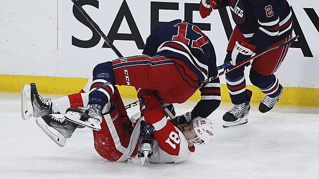 Adam Lowry z Winnipegu pad� p�es Dominika Kubal�ka z Detroitu (dole).
