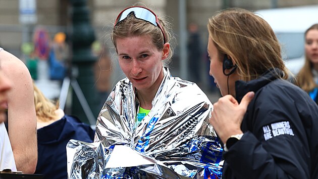 Moira Stewartov v cli Praskho plmaratonu.