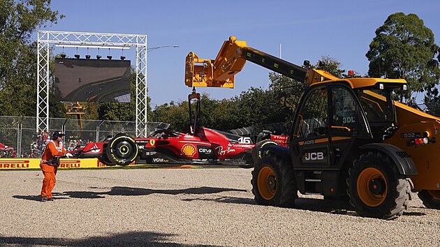 Charlesovi Leclercovi musela pomoct tk technika, jezdec Ferrari skonil v...