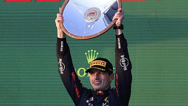 Max Verstappen z Red Bullu zved nad hlavu trofej pro vtze Velk ceny...