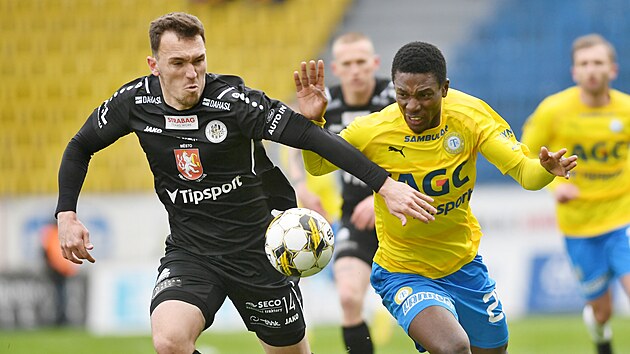 Jakub Klíma (vlevo) z Hradce Králové a Abdallah Gning z Teplic stíhají balon.