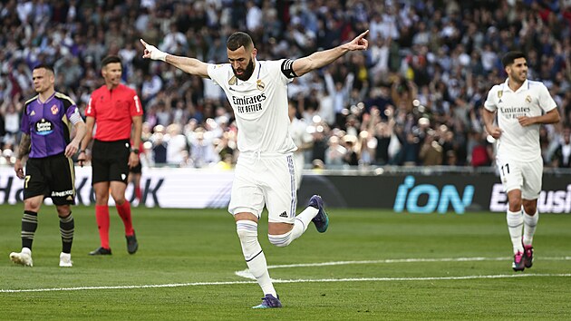 Karim Benzema z Realu Madrid se raduje ze sv�ho t�et�ho g�lu proti Valladolidu.