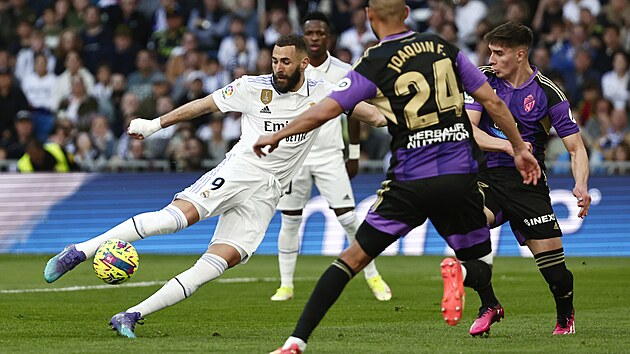 Karim Benzema (vlevo) z Realu Madrid st��l� p�es br�n�c� hr��e Valladolidu.