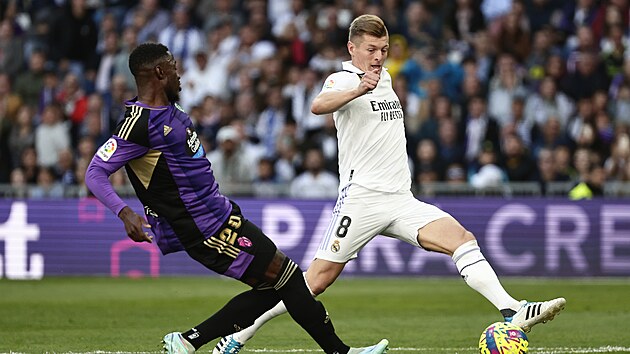 Toni Kroos (vpravo) z Realu Madrid se natahuje po balonu.