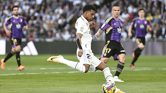 Rodrygo z Realu Madrid se nap�ahuje ke g�lov� st�ele.