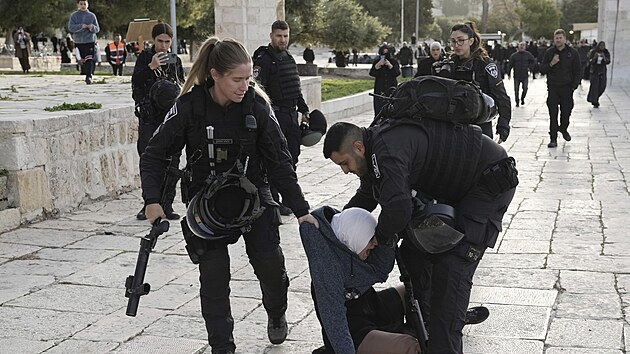 Izraelská policie zatýká Palestinku na jeruzalémské Chrámové hoe. (5. dubna...