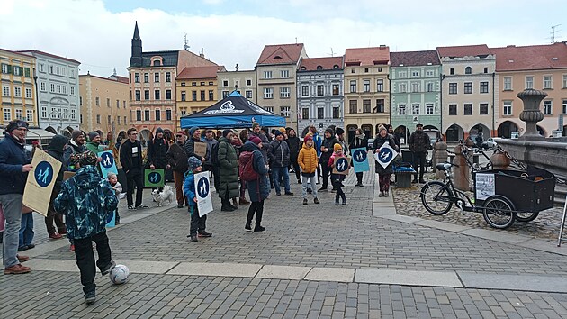 U Samsonovy kany se selo zhruba 50 demonstrant. (3. dubna 2023)