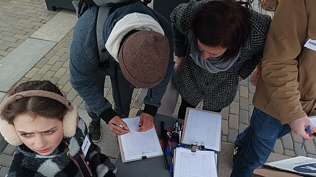Na demonstraci lid� mohli podepsat petici za zklidn�n� dopravy v centru �esk�ch Bud�jovic. (3. dubna 2023)