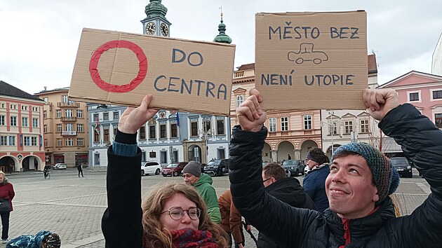 Lid� na demonstraci v �esk�ch Bud�jovic�ch dali jasn� najevo, �e auta v centru necht�j�. (3. dubna 2023)