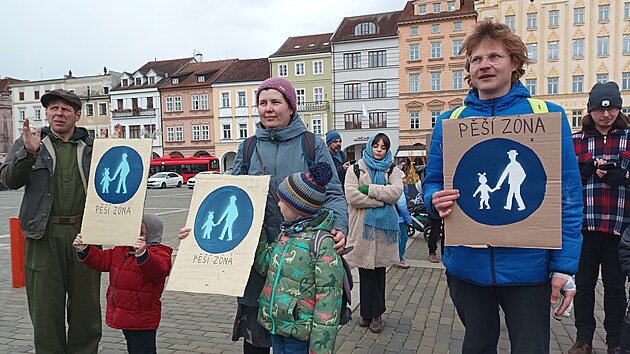 Lid� na demonstraci v �esk�ch Bud�jovic�ch dali jasn� najevo, �e auta v centru necht�j�. (3. dubna 2023)