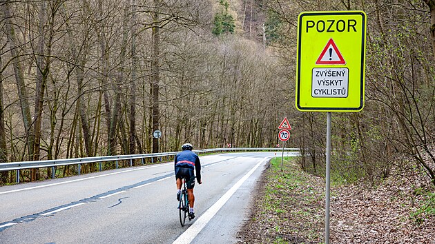 Po silnici z Blanska na Brno denn projede deset tisc aut. Trasu zrove hojn vyuvaj cyklist, pro kter tak chce kraj vybudovat cyklostezku.
