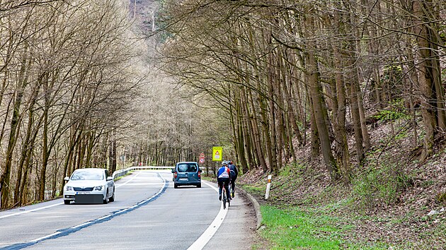 Po silnici z Blanska na Brno denn projede deset tisc aut. Trasu zrove hojn vyuvaj cyklist, pro kter tak chce kraj vybudovat cyklostezku.