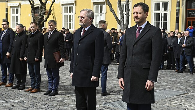 Spolen jednn len slovensk a esk vldy. Na snmku premir Petr Fiala (vlevo) a jeho slovensk protjek Eduard Heger (vpravo). (3. dubna 2023)