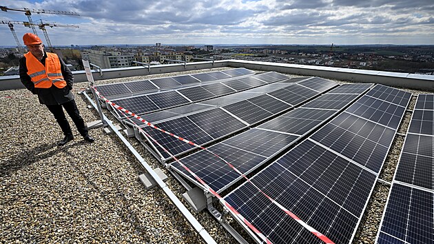 Fotovoltaické panely na střeše Komerční banky v pražských Stodůlkách. (4. dubna...