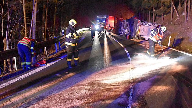 Nkladn automobil havaroval v noci na silnici  . I/20 u Beova nad Teplou ve smru na Touim. Komunikace je zcela uzavena, na mst zasahuj sloky IZS a policist d dopravu.