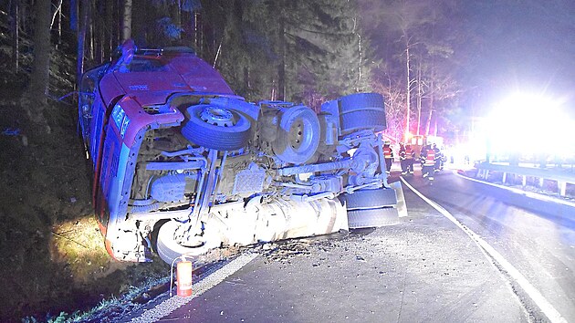 Nkladn automobil havaroval v noci na silnici  . I/20 u Beova nad Teplou ve smru na Touim. Komunikace je zcela uzavena, na mst zasahuj sloky IZS a policist d dopravu.