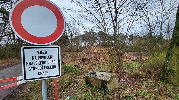 Firma Mlad RP zahrnula rozdrcen eternit, kter je drah likvidovat, pod zem v okol Milovic na Nymbursku.