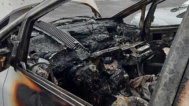 Jedno z vozidel pat�ilo trhovci, kter� m� tak zni�en� i sv� zbo��.