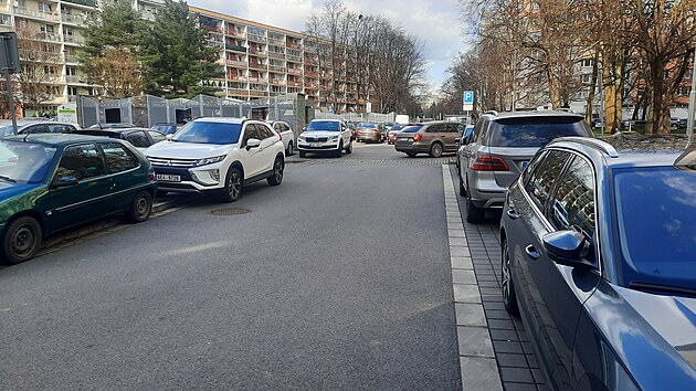 V pardubick ulici Druby nen kde zaparkovat, idii nechvaj auta na chodnku. (3. dubna 2023)