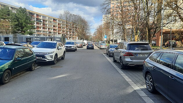 V pardubick ulici Druby nen kde zaparkovat, idii nechvaj auta na chodnku. (3. dubna 2023)